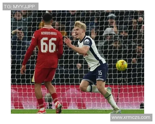 足球明星在逆境中的悲伤瞬间展现了他们的人性与坚韧不拔的精神