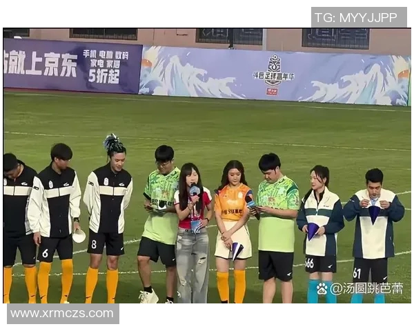 足球明星挑战乒乓球技艺展现运动魅力与竞技精神的精彩对决